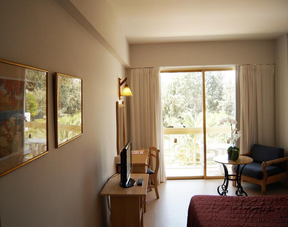 Golden Arches Hotel Limassol Room photo